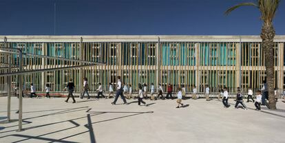 El colegio visto desde el patio.