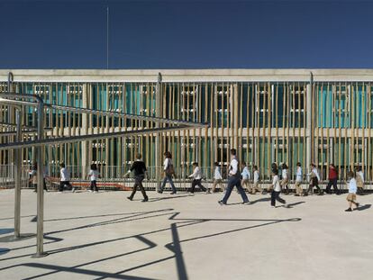 El colegio visto desde el patio.