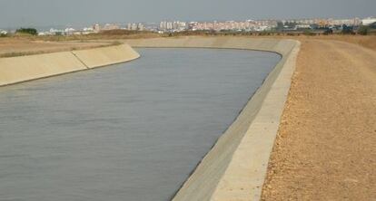 Canal para regad&iacute;o del Bajo Guadalquivir con Sevilla al fondo.