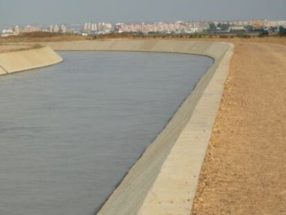 Canal para regad&iacute;o del Bajo Guadalquivir con Sevilla al fondo.