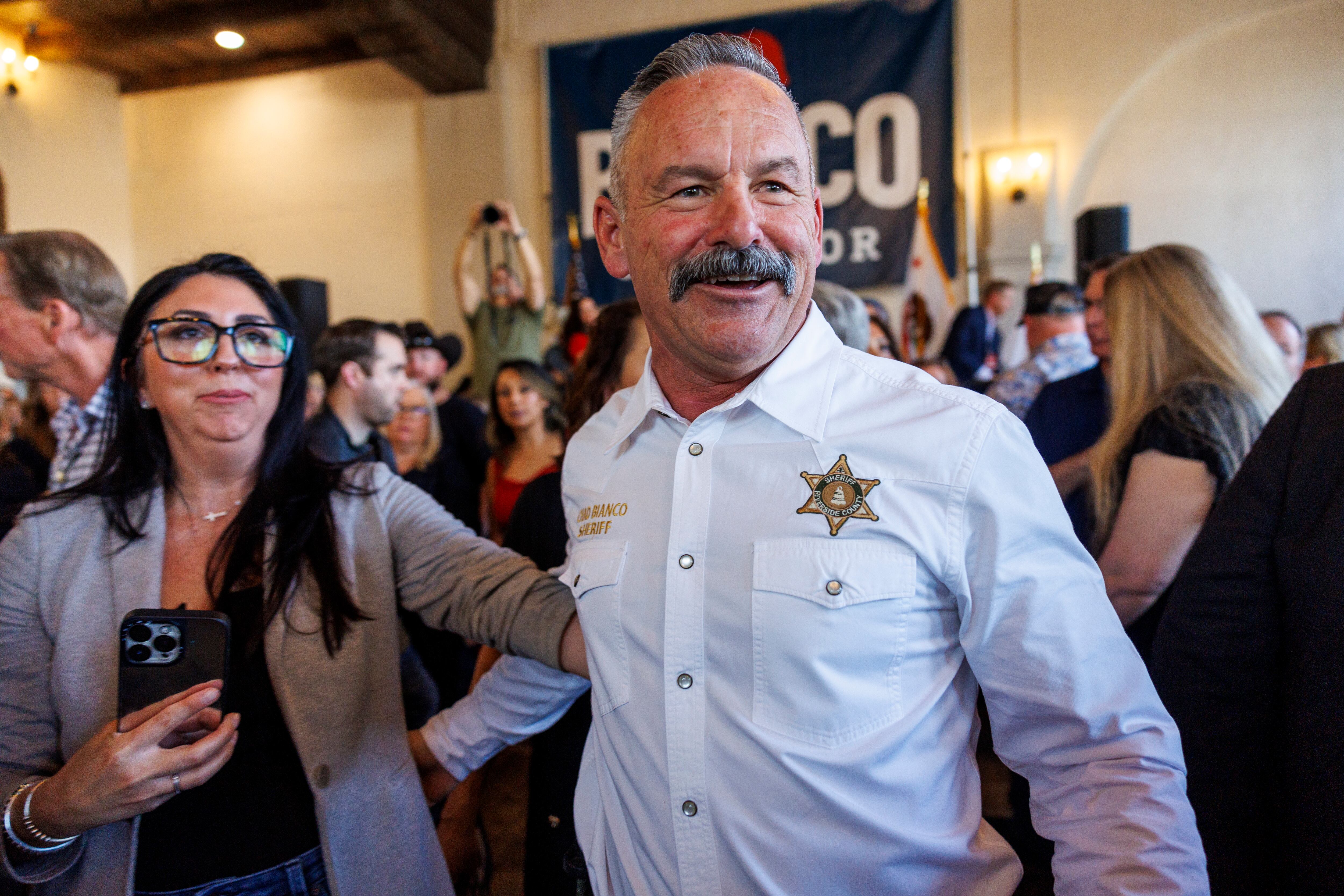 El ‘sheriff’ trumpista Chad Bianco entra a la carrera por el Gobierno de California