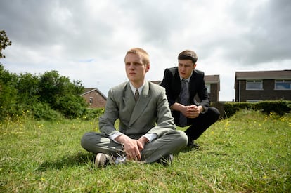 Lewis Gribben y Samuel Bottomley, que interpreta a su primo, en una imagen de 'Somewhere Boy'.