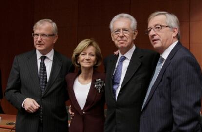 La vicepresidenta Salgado junto al comisario de Economía europeo, Olli Rehn, el primer ministro y titular de Finanzas italiano, Mario Monti, y el presidente del Eurogrupo, Jean-Claude Juncker, en Bruselas.