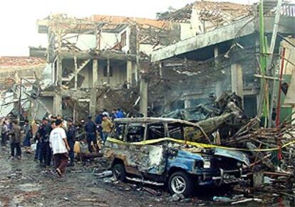 Estado en el que ha quedado el lugar del atentado en Denpasar.