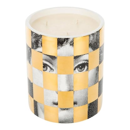 
En un año en el que las casas han cobrado un nuevo significado, esta vela de Fornasetti con una cara estampada busca aportar un toque hogareño a cualquier estancia. 
Precio: 306 euros.