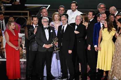 El guionista británico Jesse Armstrong, al centro, acepta el premio Emmy por Mejor serie dramática, rodeado por actores y colegas del equipo detrás del programa de HBO 'Sucesión'.