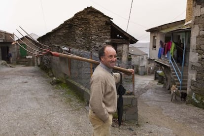 Jesús García pasea por A Penouta, el pueblo del ‘oro gris’.