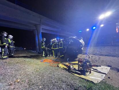 Los bomberos, durante la excarcelación del cadáver de la víctima.