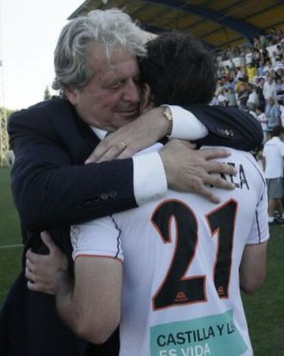 D'Alessandro se abraza a Goikoetxea tras conseguir la permanencia en 2010