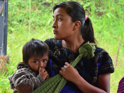 Una madre con su hijo en Chiapas (México), donde son atendidos gracias al programa Salud Mesoamérica.