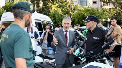 El ministro del Interior, Fernando Grande-Marlaska, junto a agentes de la Policía Nacional y la Guardia Civil en un acto del pasado julio en Logroño.