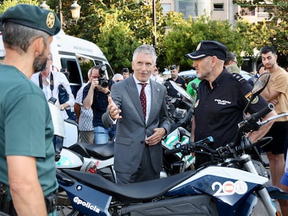 El ministro del Interior, Fernando Grande-Marlaska, junto a agentes de la Policía Nacional y la Guardia Civil en un acto del pasado julio en Logroño.