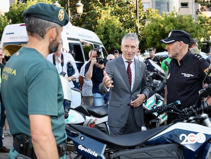 El ministro del Interior, Fernando Grande-Marlaska, junto a dos agentes de la Policía y la Guardia Civil, el pasado día 19 en Logroño.