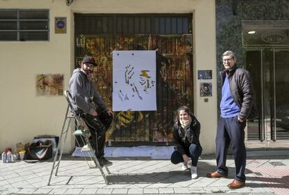 Este proyecto solo es posible gracias al entusiasmo de los vecinos. José María de la Cuesta es un buen ejemplo. Profesor jubilado de plástica y tecnología y propietario de la cochera, eligió el diseño de Tim Bergmeier, <i>Decoma</i> (sentado en la escalera), para embellecer su garaje. En el centro, Elisa Rodríguez, otra artista que participa en Galería Urbana y que ha pintado un escarabajo local en la obra de Decoma. "Es fabuloso que se impulsen actividades culturales y artísticas", afirma el profesor. Decoma obtuvo el segundo premio, valorado en 400 euros.