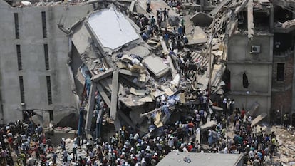 Ciudadanos colaboran en el rescate de los trabajadores del textil atrapados en Rana Plaza en 2013.