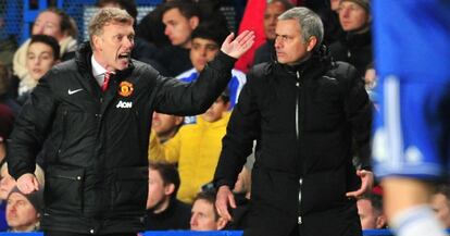 Moyes, junto a Mourinho, da instrucciones durante el partido.