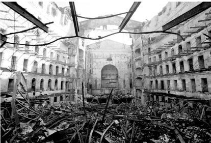 Vista del Liceu per dins després de l'incendi del 1994.