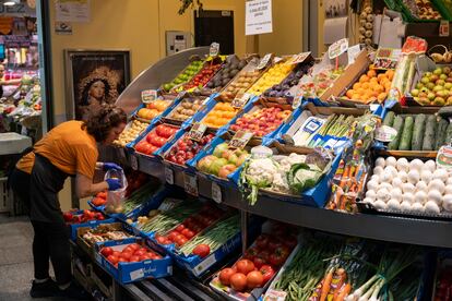 Un puesto de verduras y frutas en el mercado de la Encarnación de Sevilla