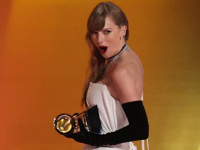 Taylor Swift con el premio a mejor álbum pop, donde anunció el lanzamiento de su nuevo disco, el 11º de su carrera. 