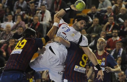 Antonio García entre Nagy y Raúl Entrerríos durante un partido de la liga Asobal