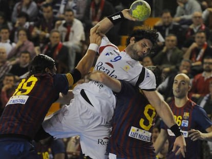 Antonio García entre Nagy y Raúl Entrerríos durante un partido de la liga Asobal