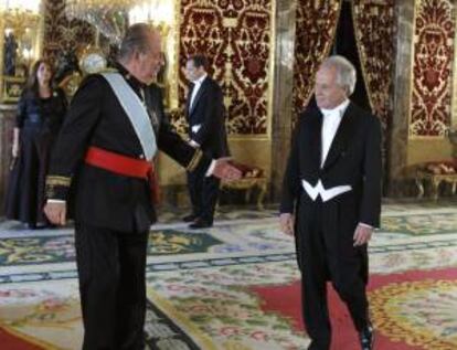 El rey recibe al embajador de Perú, Francisco Eguiguren Praeli, durante la presentación de sus cartas credenciales. EFE/Archivo