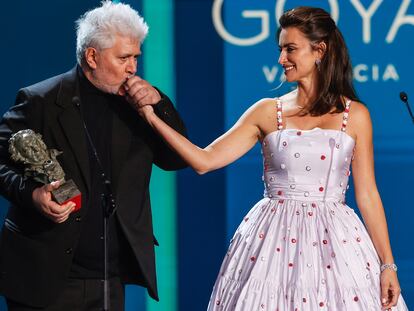 Penélope Cruz junto a Pedro Almodóvar en la gala de los Premios Goya de 2022.