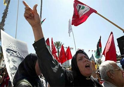 Una mujer clama contra Israel durante una protesta a favor del <i>rais</i< Arafat celebrada hoy en la ciudad de Gaza.