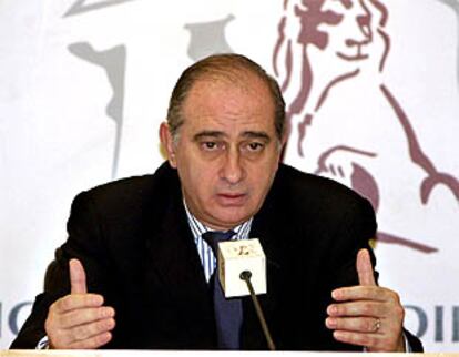 El secretario de Estado de Relaciones con las Cortes, Jorge Fernández Díaz, durante la presentación hoy de los resultados del barómetro del CIS.