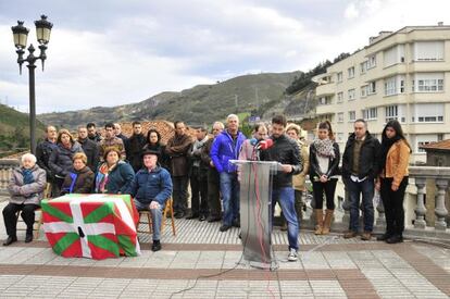 Familiares de las víctimas del atentado, en el acto de Alonsotegi. Sentados, desde la izquierda, María Eugenia Bideguren, viuda de Liborio Arana; Mari Carmen Coteron, herida en el atentado; Arantza Fica, hija del matrimonio asesinado, y José Angel González Arrieta, dueño del bar Aldana y herido.