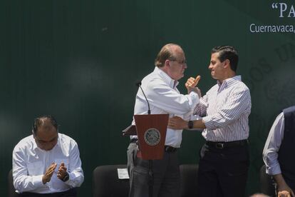 Graco Ramírez saluda al presidente Peña Nieto en la inauguración del Paso exprés de Cuernavaca en abril pasado.