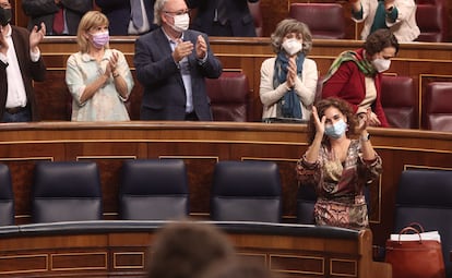 La ministra portavoz y de Hacienda, María Jesús Montero, aplaude en el Congreso de los Diputados durante la segunda jornada del debate de los Presupuestos Generales para 2021, este jueves.