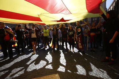Estudiantes portan una gran 'Estelada' durante la manifestación convocada en Barcelona. 