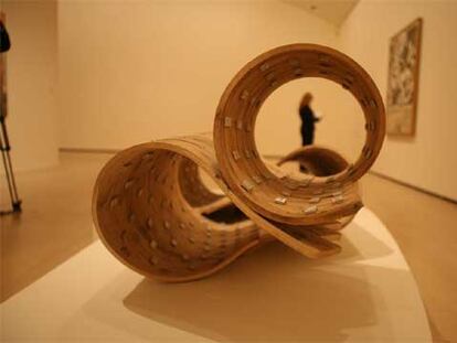 La escultura <i>UW84DC #11</i> (2001), realizada por el artista británico Richard Deacon, en la exposición <i>Homenaje a Chillida.</i>