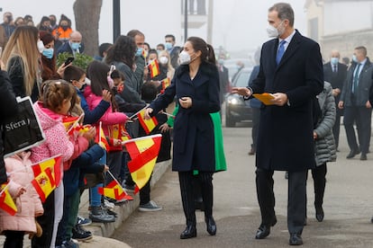 Los Reyes, en una visita a un proyecto de Caritas en Madrid el pasado 18 de diciembre.