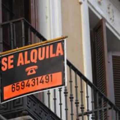 Cartel de Se alquila en la fachada de una vivienda