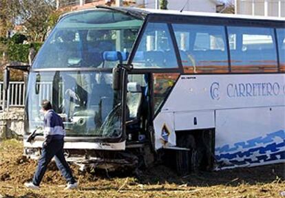 Estado del autocar tras colisionar contra un turismo en la carretera de Sanxenxo a Vilalonga.