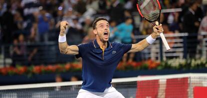 Bautista celebra el triunfo contra Pouille en la final de Dubái.