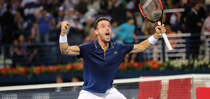 Bautista celebra el triunfo contra Pouille en la final de Dub&aacute;i.