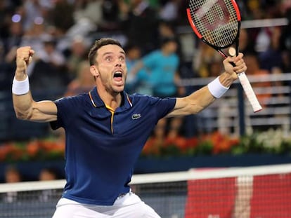 Bautista celebra el triunfo contra Pouille en la final de Dub&aacute;i.