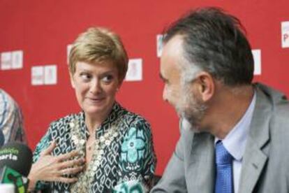 La coordinadora federal de Medio Ambiente del PSOE, Consuelo Rumí, y el secretario general del partido en Gran Canaria, Ángel Víctor Torres (d), valoraron hoy en rueda de prensa las consecuencias de la reforma de la Ley de Costas en la isla y en el resto de Canarias.