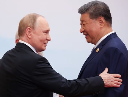 Vladímir Putin (izquierda) y el presidente chino Xi Jinping conversan este lunes durante la cumbre de la Organización de Cooperación de Shanghái celebrada Tianjin (China).