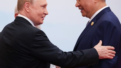Vladímir Putin (izquierda) y el presidente chino Xi Jinping conversan este lunes durante la cumbre de la Organización de Cooperación de Shanghái celebrada Tianjin (China).