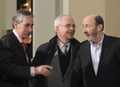 J&aacute;uregui, con Alfredo P&eacute;rez Rubalcaba y Jos&eacute; Mar&iacute;a Maravall, en un acto celebrado en el C&iacute;rculo de Bellas Artes de Madrid.