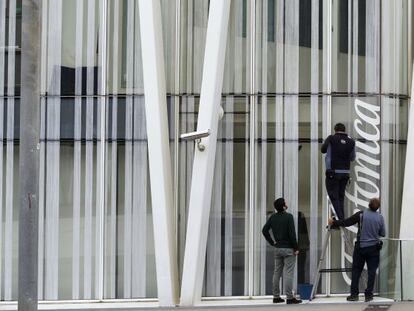 Operarios trabajan en la sede de Telefónica.