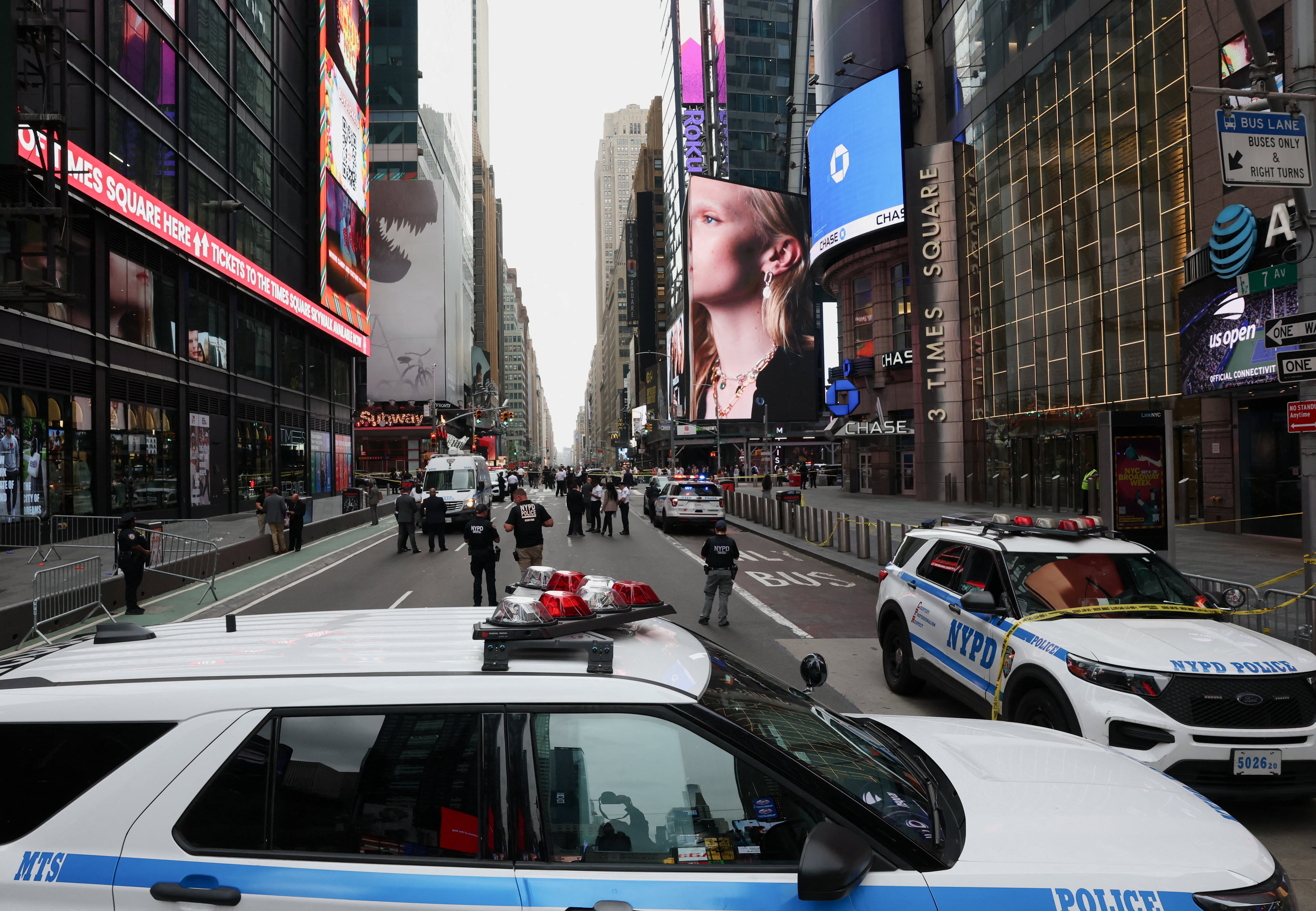 La policía abate a una mujer que había acuchillado a dos personas en Times Square al grito de “Os voy a matar”