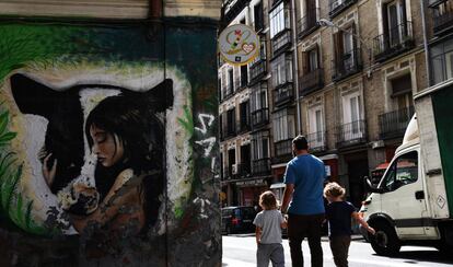 Fachada del restaurante de comida vegana Loving Hut, en Malasaña, calle de Los Reyes 11.