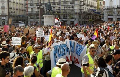 Thousands demonstrate against the papal visit in the Puerta del Sol