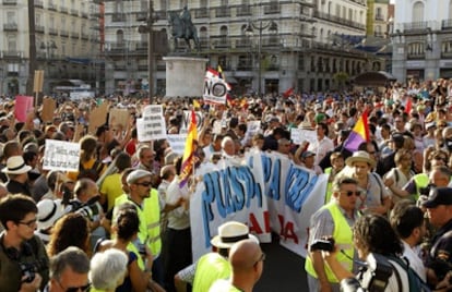 Thousands demonstrate against the papal visit in the Puerta del Sol