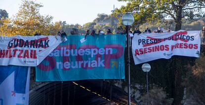 Miembros de Covite han condicionado el inicio de la marcha de Sare con carteles y pasquines que llamaban asesinos a los terroristas de ETA.